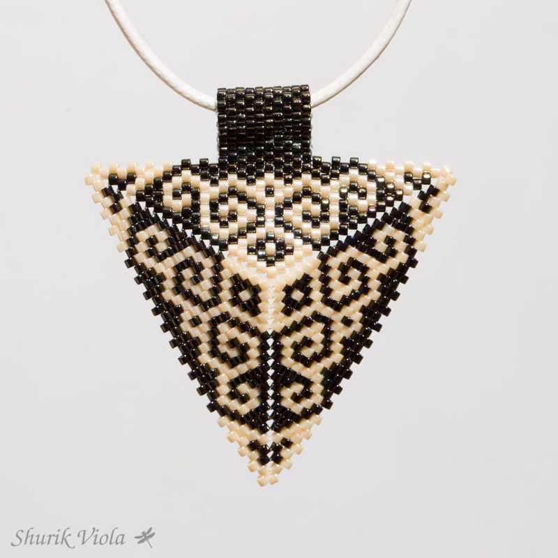 Seed bead pendant / Pendentif triangle en perles de rocaille - Shurik Viola