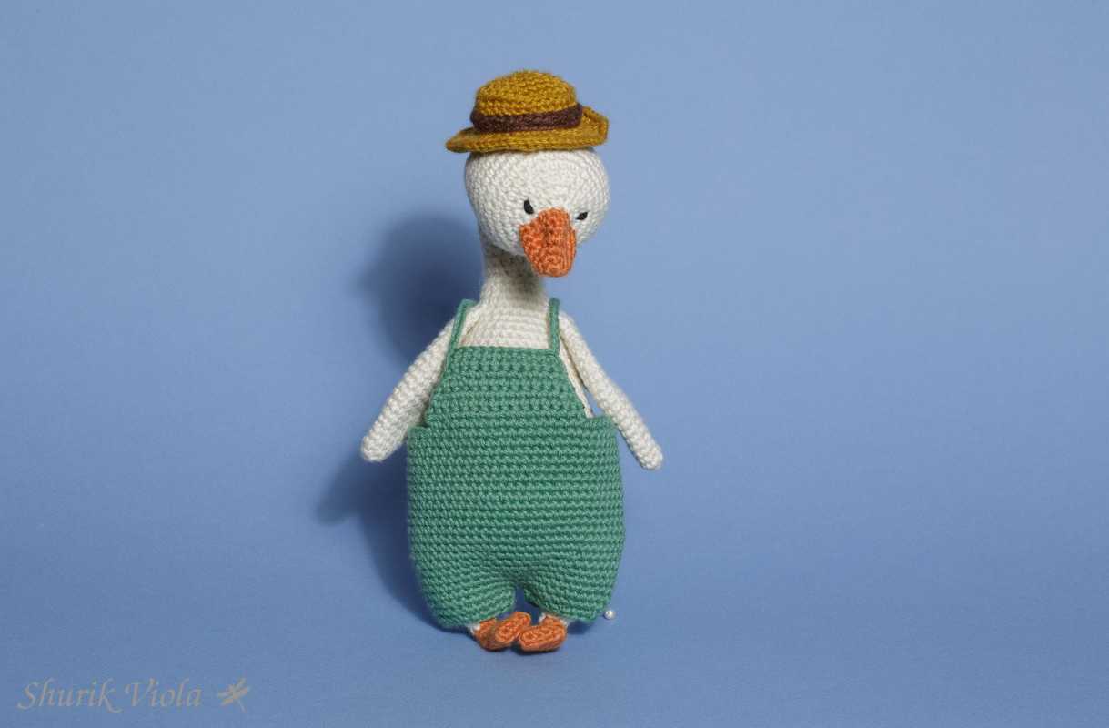 Crocheted toy goose / Jouet en crochet oie