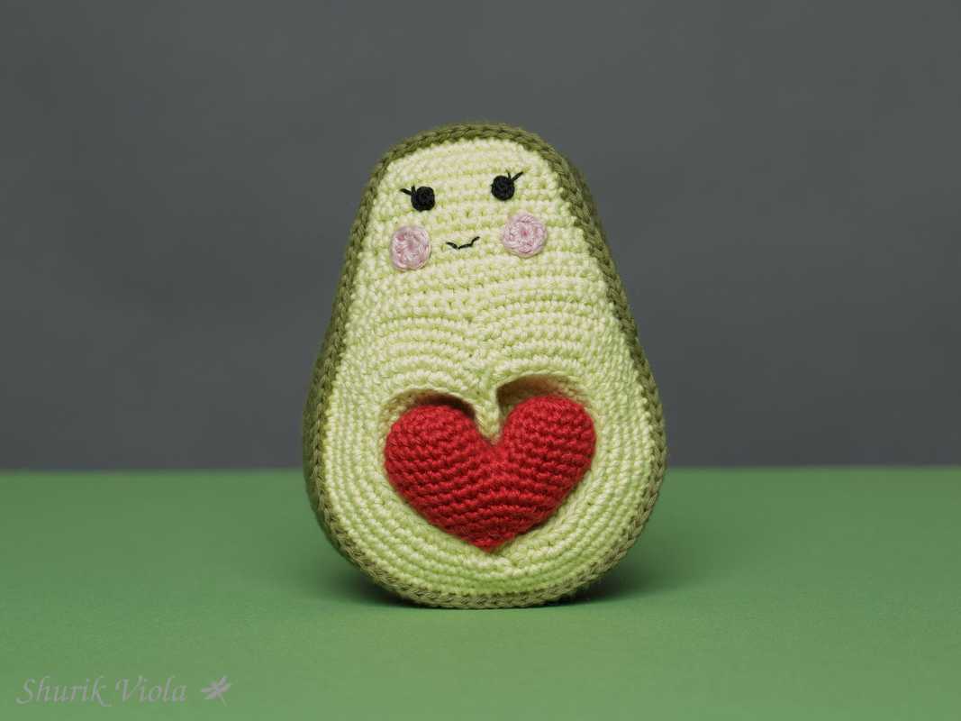 Crocheted toy avocado / Jouet en crochet avocat - Shurik Viola