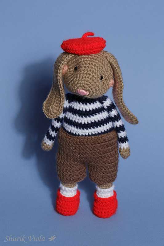 Crocheted toy rabbit / Jouet en crochet lapine