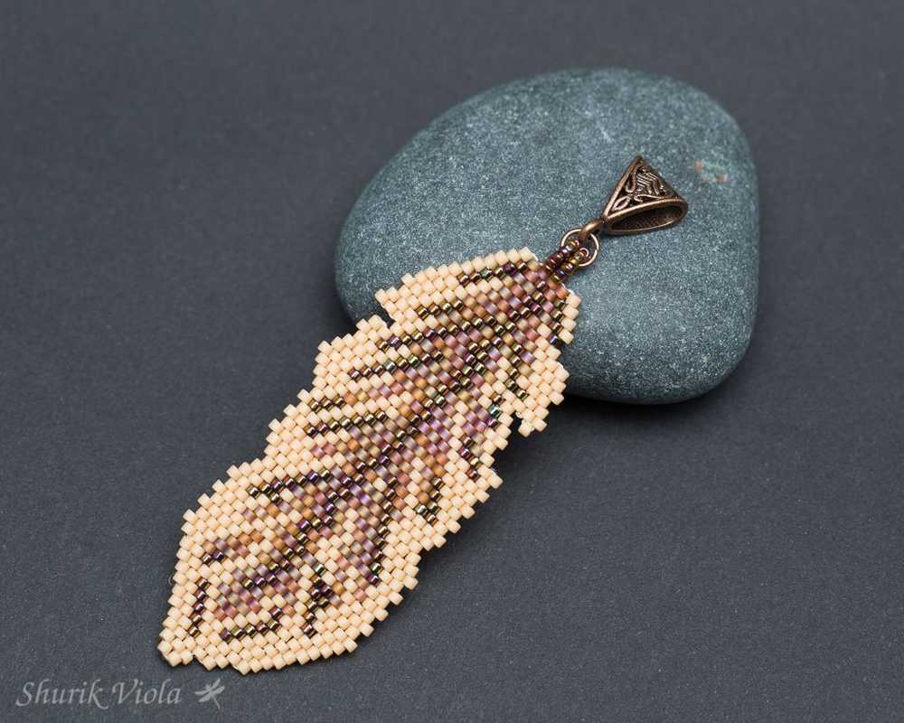 Seed bead pendant feather / Pendentif plume en perles de rocaille - Shurik Viola