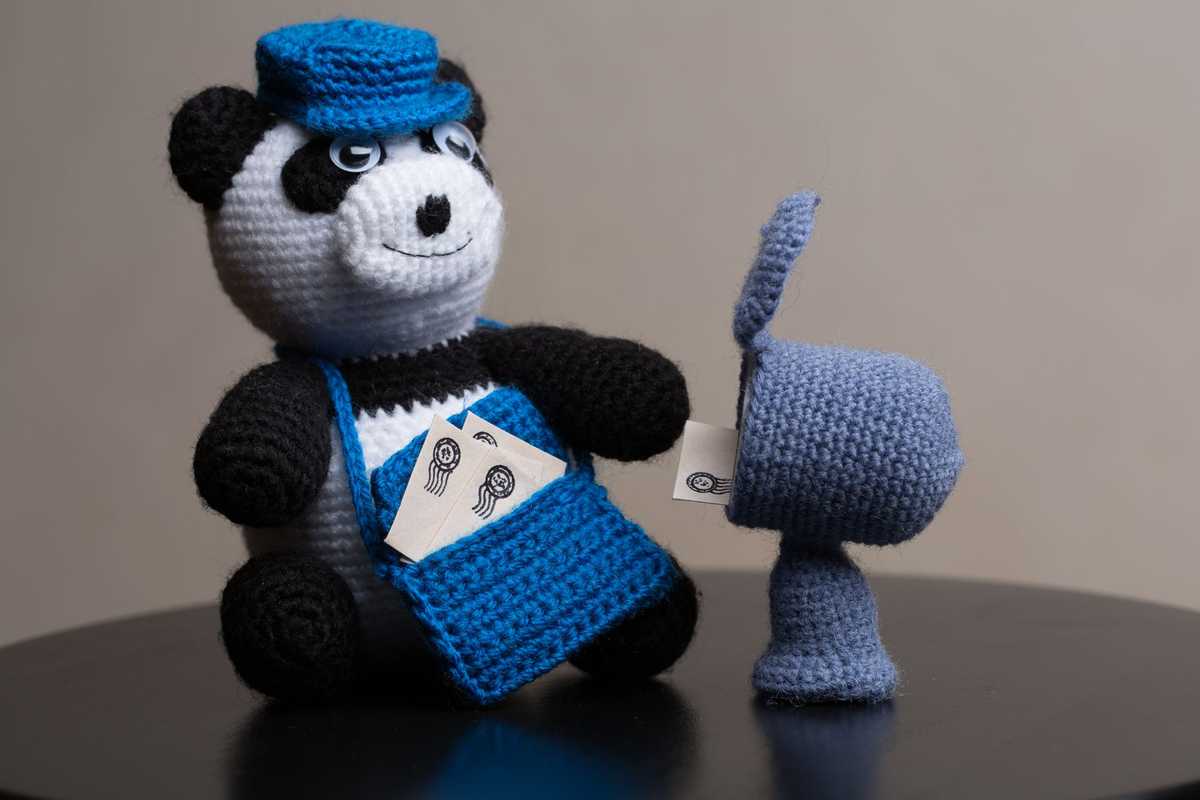 Jouet en crochet panda facteur - Shurik Viola