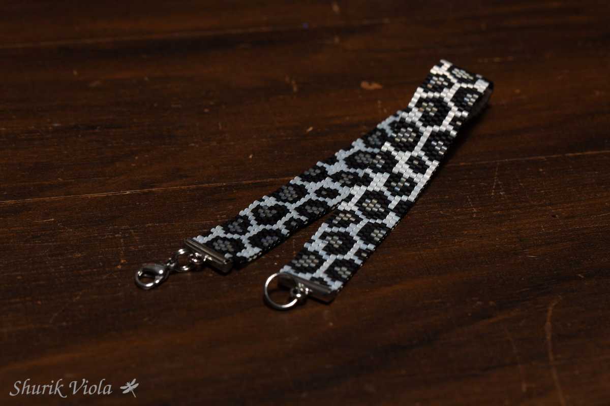 Seed beaded bracelet "Snow leopard" / Bracelet en perles de rocaille "Panthère des neiges"